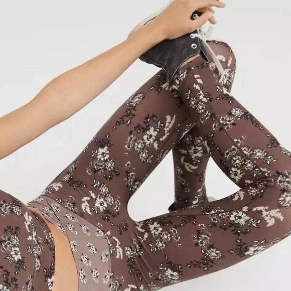 aerie OFFLINE Real Me High Waisted Floral Crossover Leggings - Picture 3 of 7